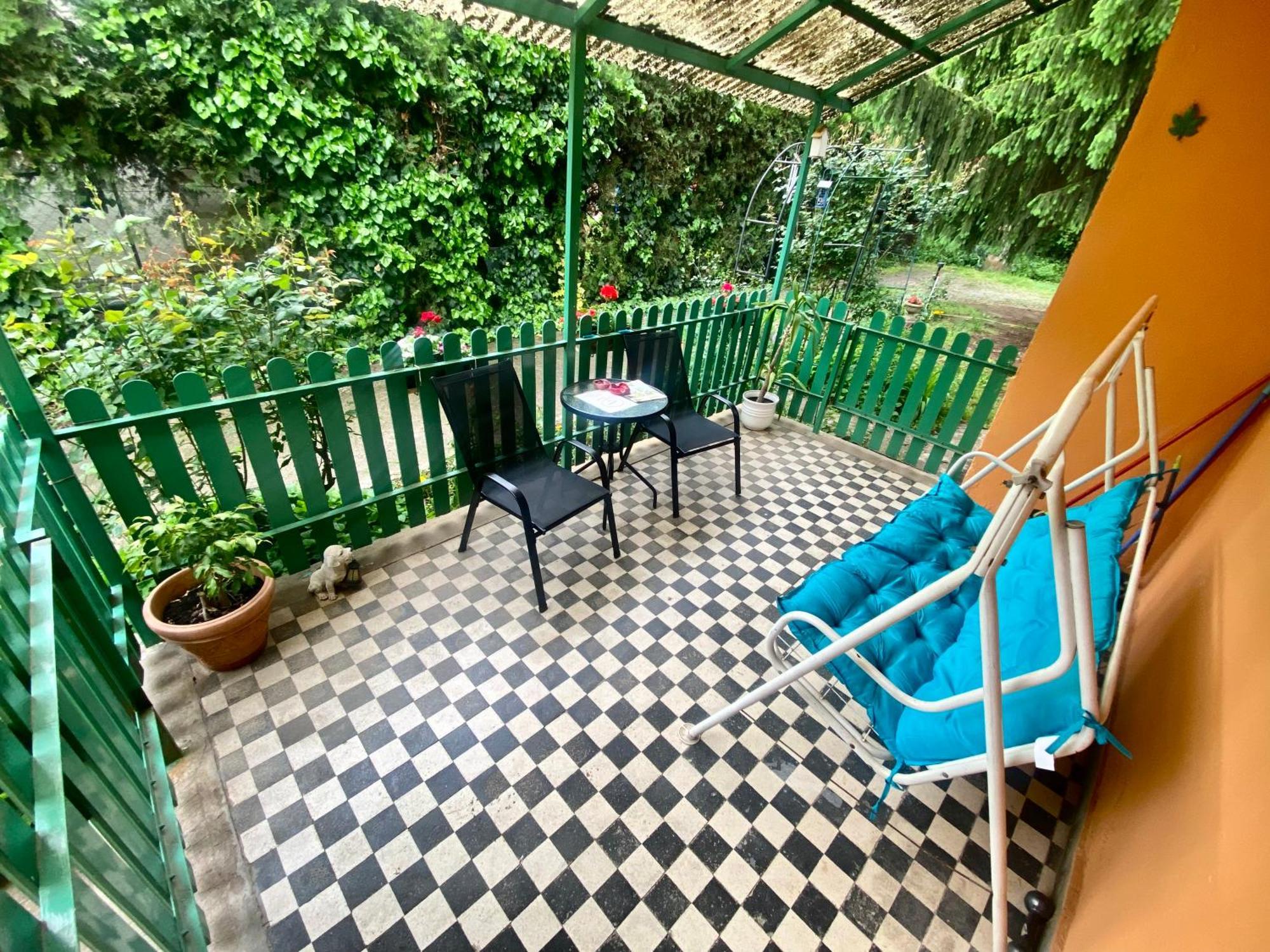 Grany'S Retro Guesthouse Near Budapest Airport ベセス エクステリア 写真